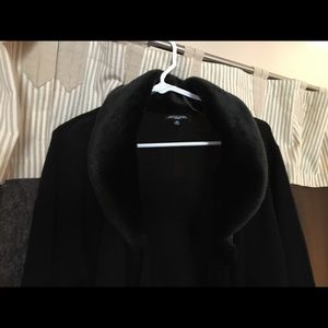 Fake fur collared sweater, asymmetrical hem